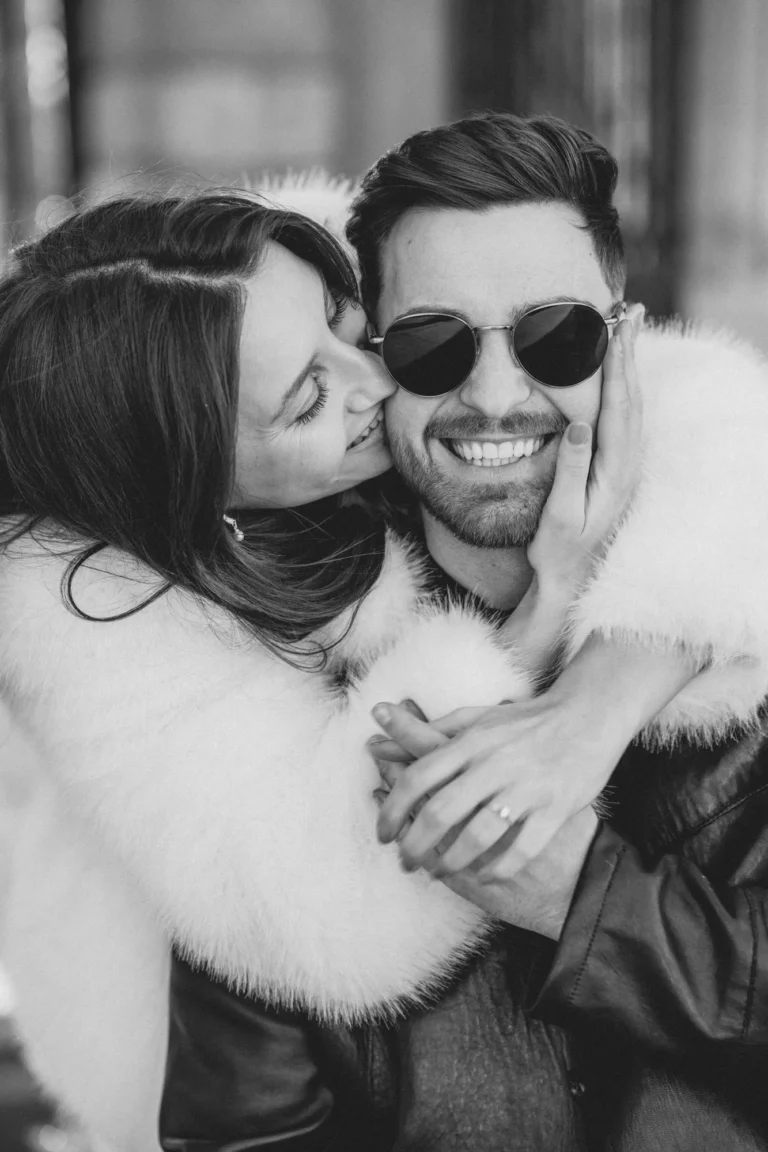 Paar-Shooting im Freien, das die natürliche Chemie zwischen den Liebenden einfängt.