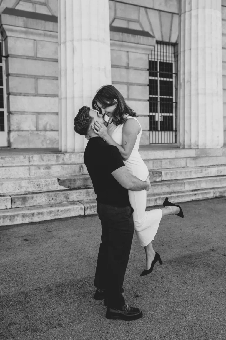 Paar-Shooting im Freien, das die natürliche Chemie zwischen den Liebenden einfängt, fotografiert von Philipp Allmaier