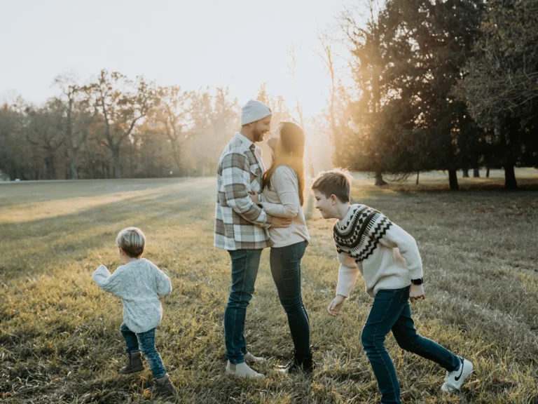 Familienfotoshooting_im_Schlosspark_Laxenburg_philipp_allmaier_fotografie_philippallmaier_fotografie_022_20241109_ergebnis