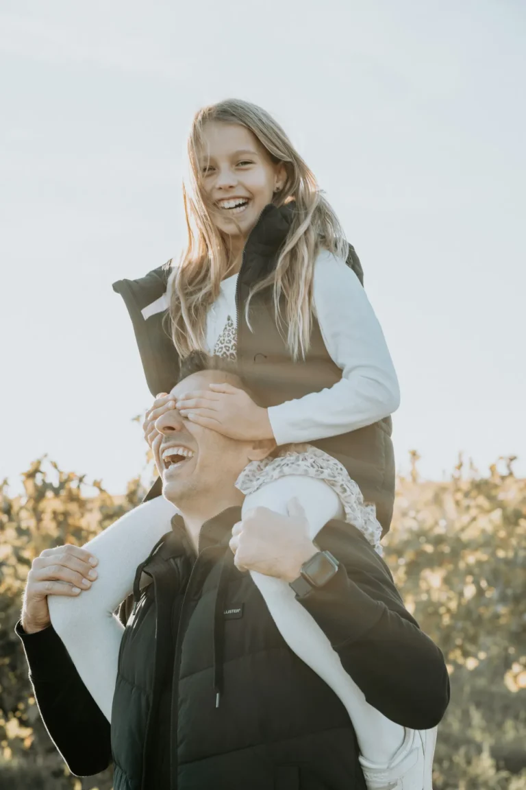 Familienfoto von Philipp Allmaier, das die Freude und Verbundenheit einer Tochter mit ihrem Vater festhält.