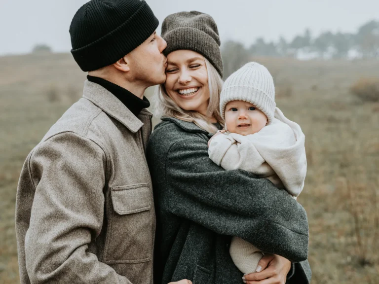 Familienfotoshooting_mit_Baby_im_herbstlichen_Outdoor_Look_philipp_allmaier_fotografie_philippallmaier_fotografie_024_20241107_ergebnis