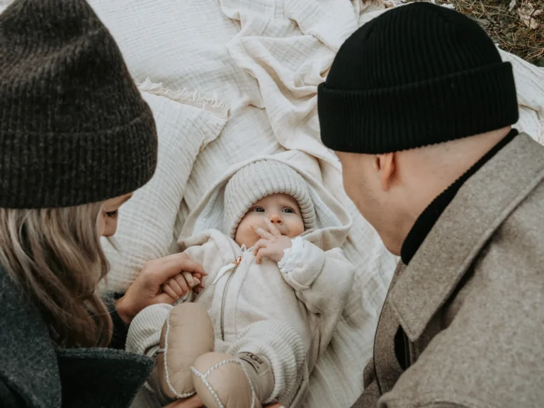 Familienfotoshooting_mit_Baby_im_herbstlichen_Outdoor_Look_philipp_allmaier_fotografie_philippallmaier_fotografie_094_20241107_ergebnis
