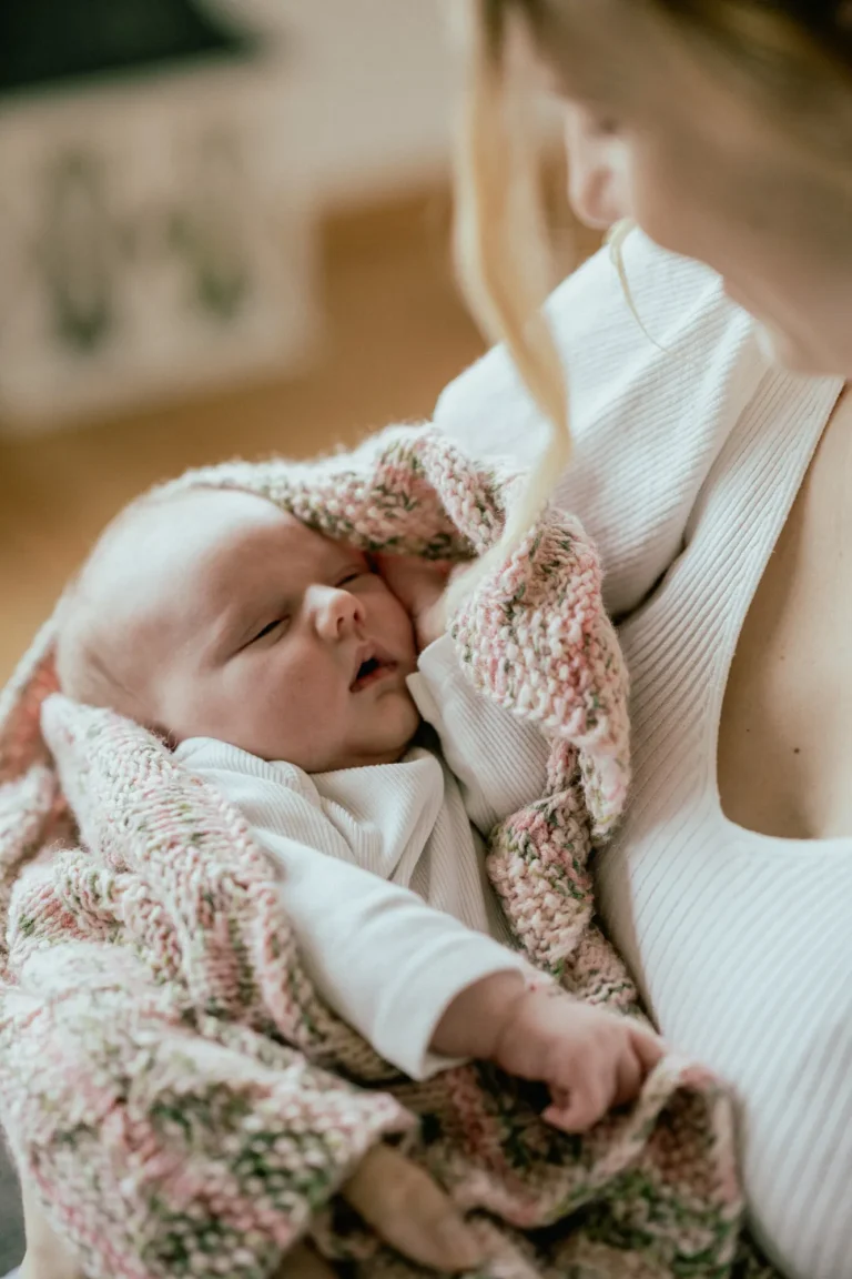 Familienfoto von Philipp Allmaier, das die tiefe Verbundenheit der jungen Mama mit ihrer Tochter festhält