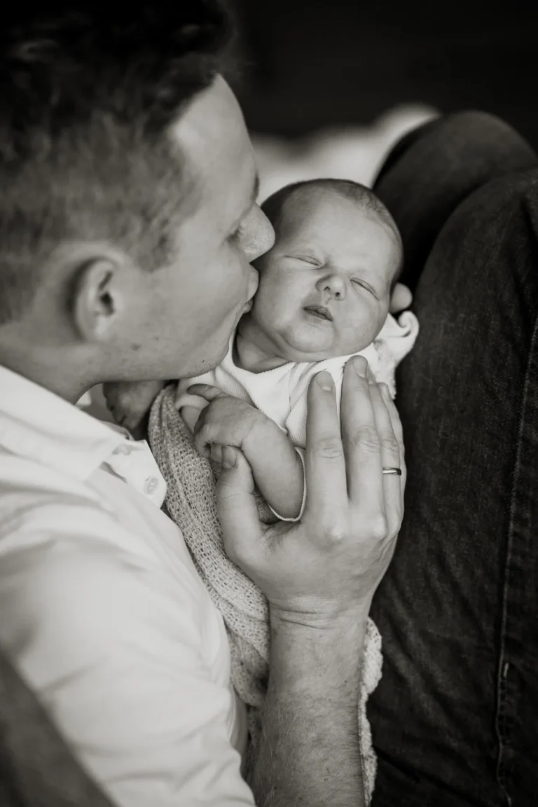 Newbornfoto von Philipp Allmaier, das den jungen Papa mit seiner Tochter zeigt - der Beginn wahrer Liebe.