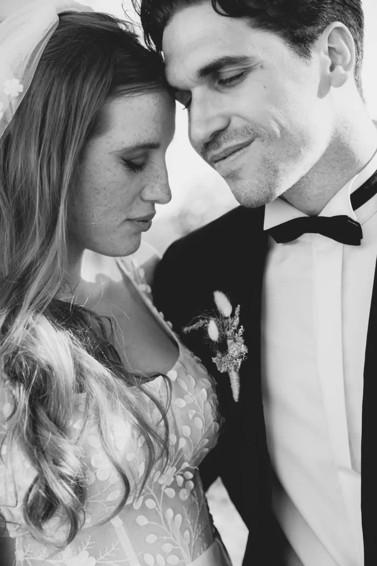 Glückliches Paar während ihrer Hochzeit, festgehalten von Philipp Allmaier, Hochzeitsfotograf im Burgenland.