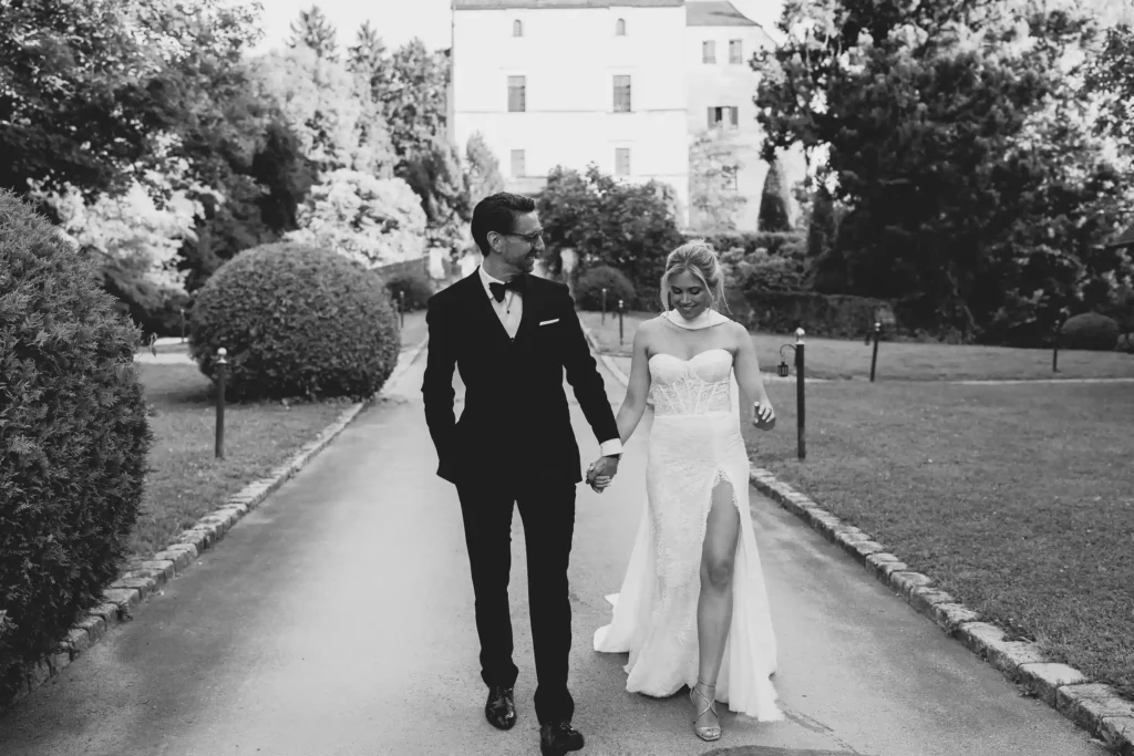 emotionales Hochzeitsfoto von einem glücklichen Paar in Schwarz/Weiß, aufgenommen von Philipp Allmaier, Hochzeitsfotograf für Österreich